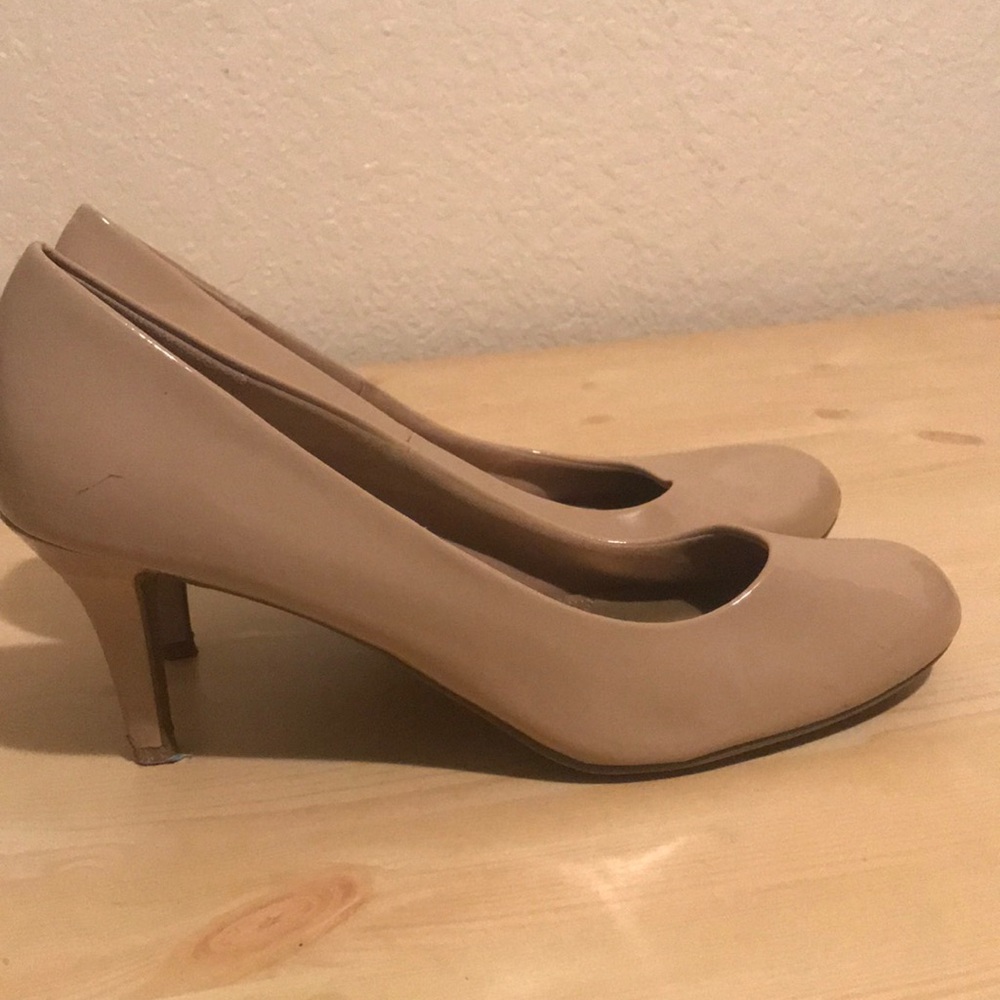 Tan, almond toe heels. Very comfortable!